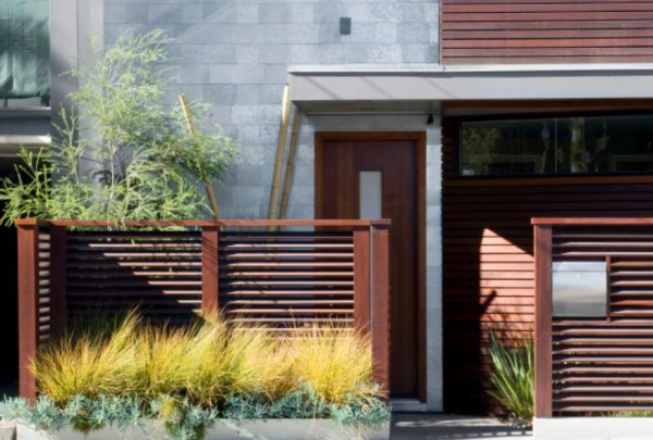 Pagar kombinasi kayu dan kaca untuk nuansa modern